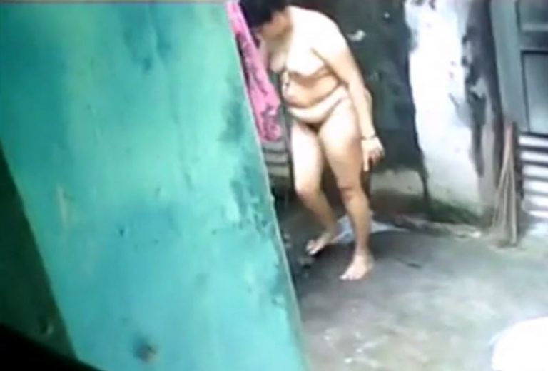 aunty-bath