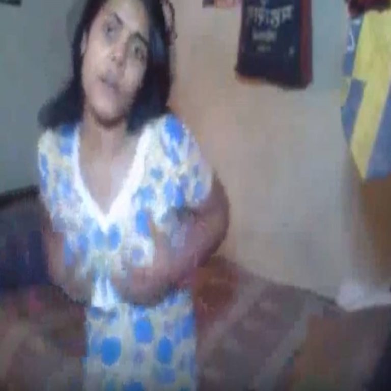 அண்ணி தங்கை அவிழ்த்து காட்டும் ஆபாசம்