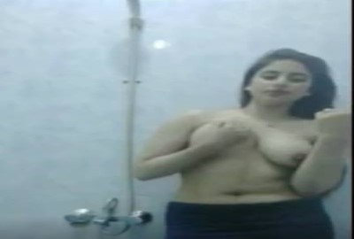 மாடல் காதலியின் மார்பகம் கசக்கும் வீடியோ