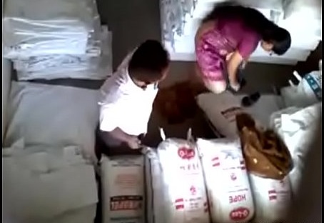 கடைக்கார பெண்ணின் புண்டை நக்கும் முதலாளி