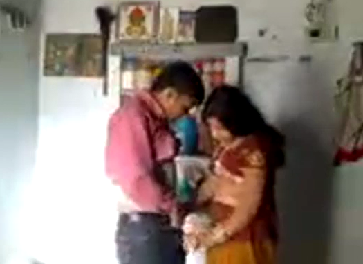 கிராமத்து தேசி பெண் அம்மா இருக்கும் பொழுதே ஓல் செய்கிறாள்