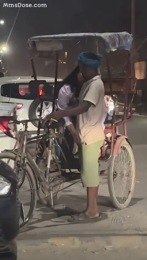 ரிக்க்ஷாக்காரன் பூலை நடுரோட்டில் தடவும் பெண்