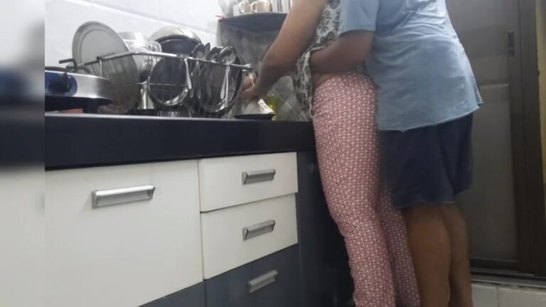 கொழுத்த பொண்டாட்டியை கிச்சனில் நிற்கவெச்சு ஓத்தேன்