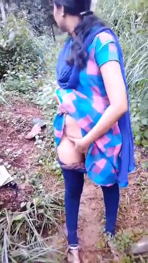 காட்டுக்குள் புண்டை நொண்டி காட்டும் காதலி