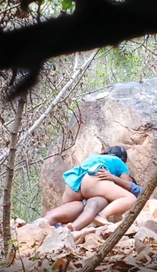பாறைகள் நடுவே ஜோடிகளின் செக்ஸ் அனுபவம்