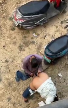 ஸ்கூட்டி நிறுத்தி வெட்டவெளி செக்ஸ் படம்