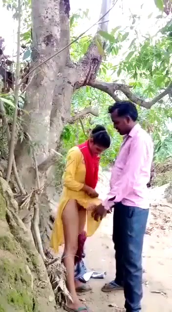 ஆற்றங்கரை ஓரமாக மரத்தில் தொங்கவிட்டு ஓத்தேன்