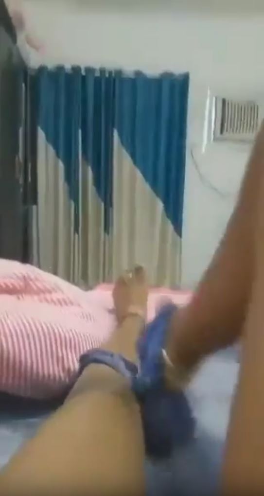 ஜெட்டி கழற்றி விரல் போடும் மங்கை