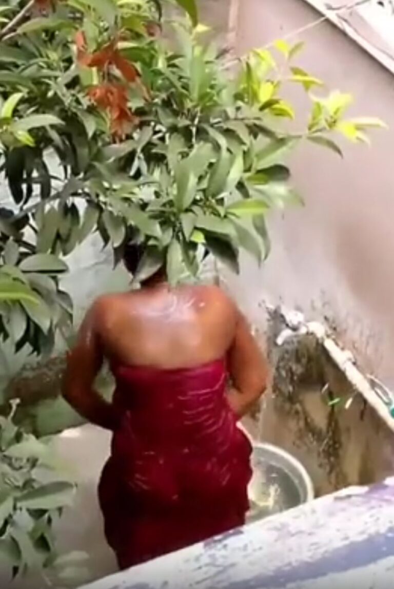 வெட்டவெளியில் ஆண்டி குளிக்கும் கவர்ச்சி படம்