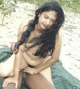 தமிழ் ஆன்டி பூளில் ஏறி அடிக்கிறாள்