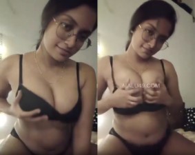 மார்பகம் பிடித்து கசக்கி நடத்தும் காமப்படம்