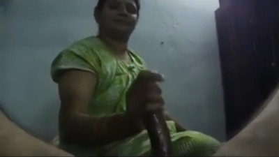 எண்ணெய் தேய்த்து சுன்னியை குலுக்கும் சித்தி