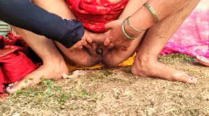 தேசி ஆன்டி யூரின் அடிக்கிறாள்