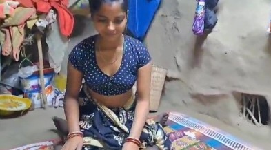 கிராமத்து புஸ்பா ஆன்டி மகள் பூலில் ஏறி அடிக்கிறாள்