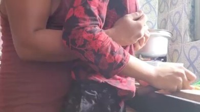 சமையல் செய்ய விடாமல் கூதியில் பூலை விட்டேன்