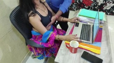 அலுவலக பெண் முந்தானை நழுவியத்தில் செக்ஸ் மூட் ஏறியது