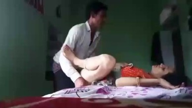 கிராமத்து ஆன்டி பக்கத்து வீட்டுக்காரனுடன் உச்சம் அடைகிறாள்